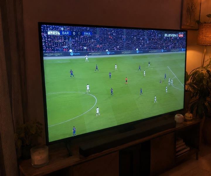Nutzer schaut Sport ueber IPTV Suisse